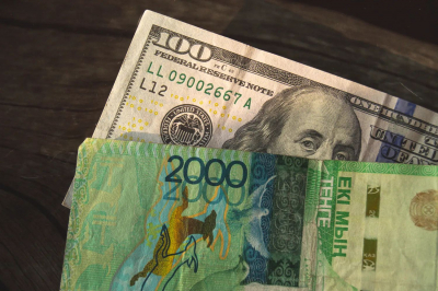 На бирже доллар продается около отметки 524 тенге