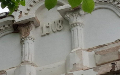 Народный репортёр. Разрушается фасад одного из самых старых зданий в городе
