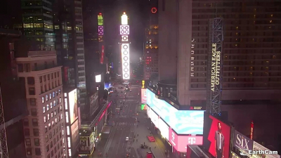 Интерактивная комната, играющие щенки и Земля из космоса: Лучшие веб-камеры