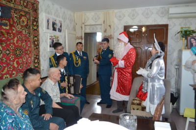 Военнослужащие РгК &laquo;Батыс&raquo; НГ РК поздравили ветерана ВОВ с Новым годом