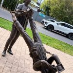 Двое молодых людей устроили погром на Аллее журналистов: повреждена скульптура (видео)