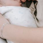 Уснула во время кормления грудью: ребенок акмолинки умер от удушья