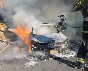 В Актау у детского сада горел автомобиль