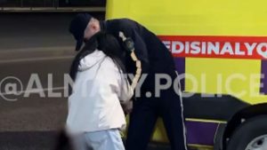 “Қолға ілінген ыдыс-аяқты лақтырған”: Алматыдағы кафелердің бірінде екі әйел төбелесіп қалды (видео)