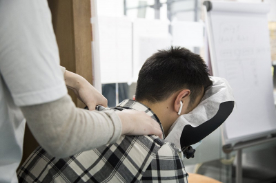 Chairmassage: Как семейная пара запустила первый в Алматы сервис массажа с выездом в офис