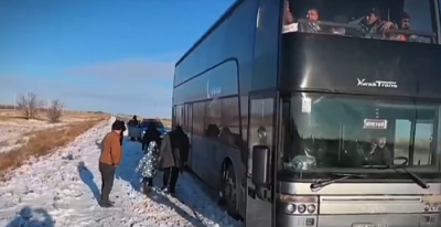 Следовавший из России в Таджикистан пассажирский автобус сломался в Казахстане